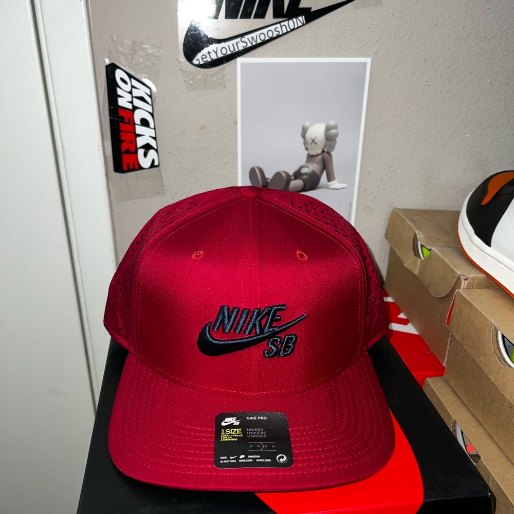 Nikes Sb Trucker Perforated Snap Back Hat Cap Team Red/Navy 629243-618 NWOT 2016